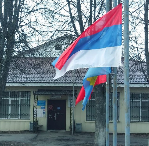Жители Глебовского заметили у здания администрации перевёрнутый российский флаг